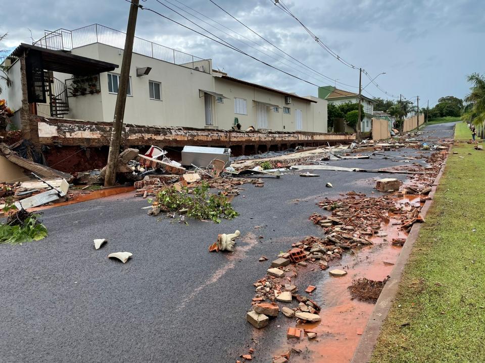 Foto 2 de 4 — Nova cratera se abre no Parque São Paulo e muro de condomínio desaba